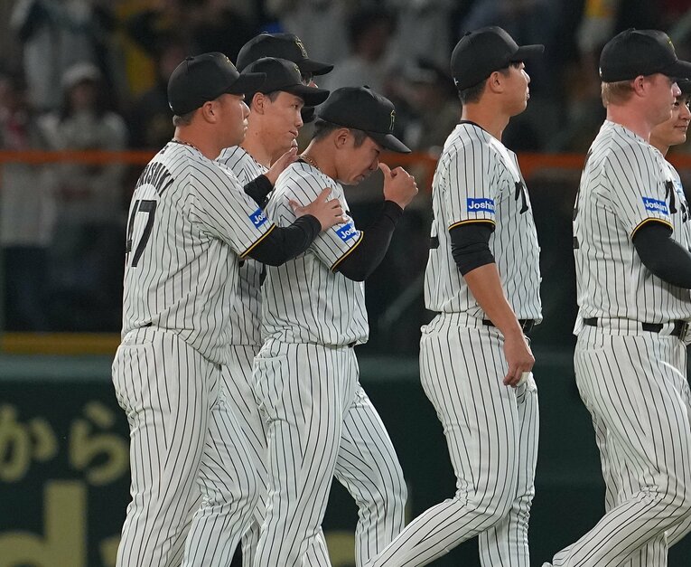 日本シリーズ第5戦で敗れた後、涙する石井大智　©️SANKEI SHIMBUN