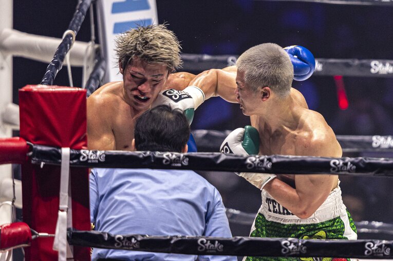 与那覇勇気の顔面に那須川のパンチが直撃した瞬間　©Takuya Sugiyama