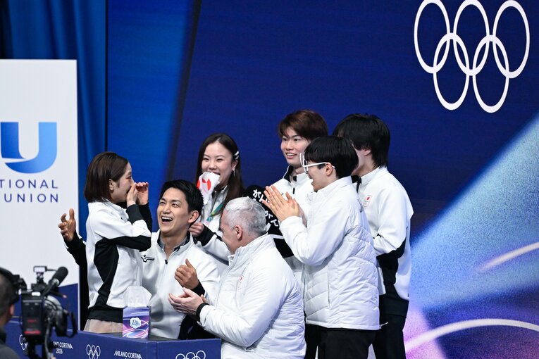 【団体戦ペア】得点を見た三浦が、椅子から転げ落ちるアクシデントも　©Asami Enomoto／JMPA