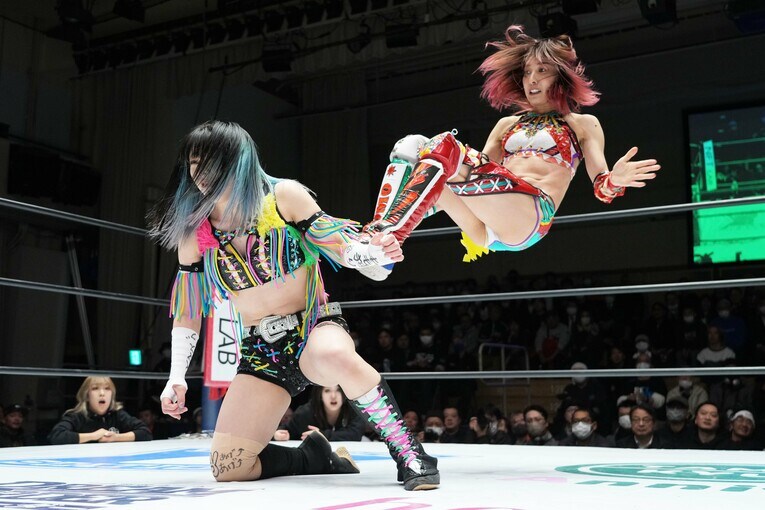 星来芽依の背後からのドロップキックを放つ　©Essei Hara