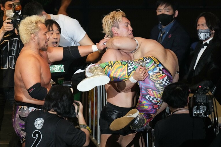 清宮を持ち上げ、机に叩きつけるオカダ