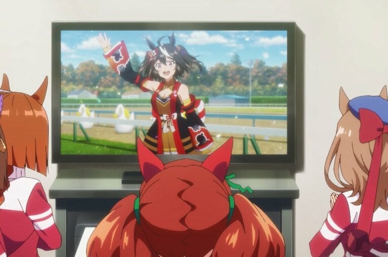 キタサンブラックの活躍をテレビで見る＜カノープス＞の面々。その中でもリーダー格のナイスネイチャとキタサンブラックのやりとりにはある史実が… ／ photograph by ©2023 アニメ「ウマ娘 プリティーダービー Season 3」製作委員会