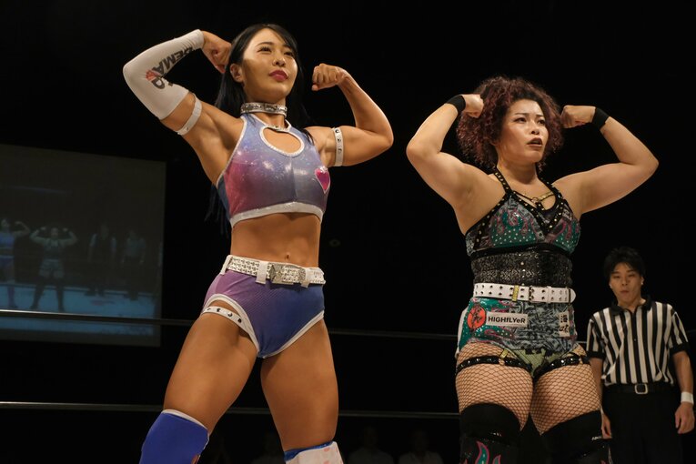 ZONESとダブルバイセップスのポージング　©Norihiro Hashimoto