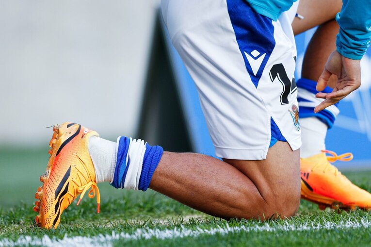 「クボはノルマル（普通）よ」辛口おばあちゃんにバルで遭遇も…カメラマンが撮った久保建英21歳の“軽快ドリブル＋母・祖母のような愛”(14)