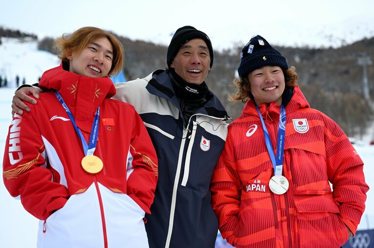 ミラノ五輪のスノボ男子スロープスタイルで金メダルの蘇翊鳴と銀メダルの長谷川帝勝。佐藤康弘コーチは日中選手を指導する異色の指導者だ ／ photograph by Getty Images