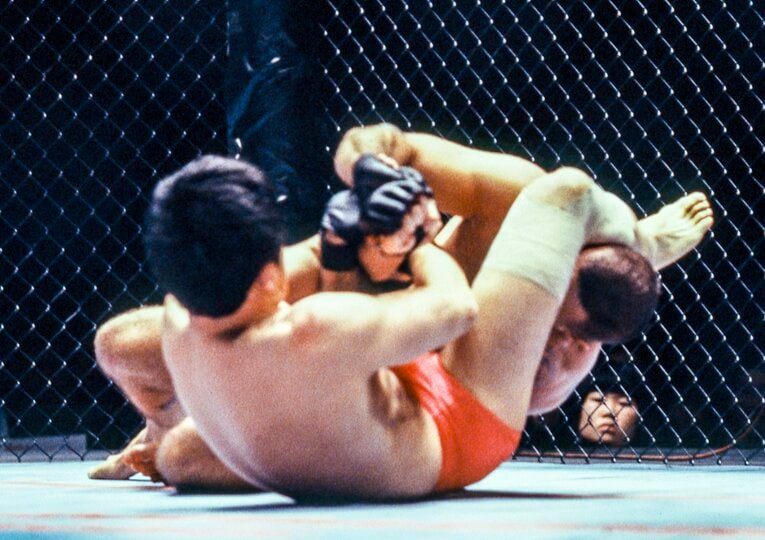 1997年12月、「UFC Japan」でマーカス・コナンに腕十字を極める瞬間