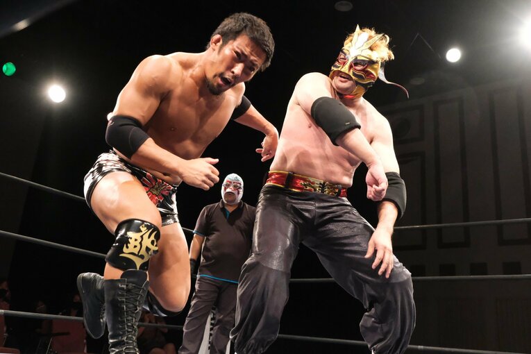 “銅（あかがね）のサムライ”GOSAMARU（右）。普段は地元の餃子酒場で店長を務める