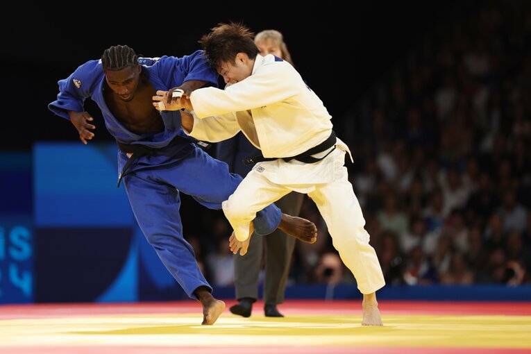 混合団体戦決勝、階級が上の相手と激しく戦う阿部一二三　©Tetsuya Higashikawa/JMPA