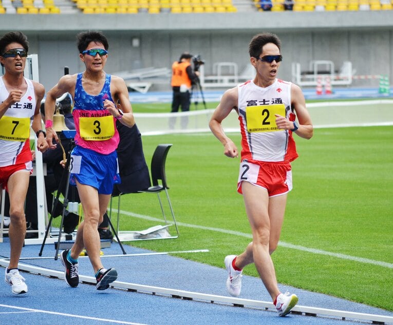 今年5月20日、東日本実業団選手権の男子5000m競歩で、約3年ぶりに競技会へと復帰した鈴木雄介　©JIJI PRESS