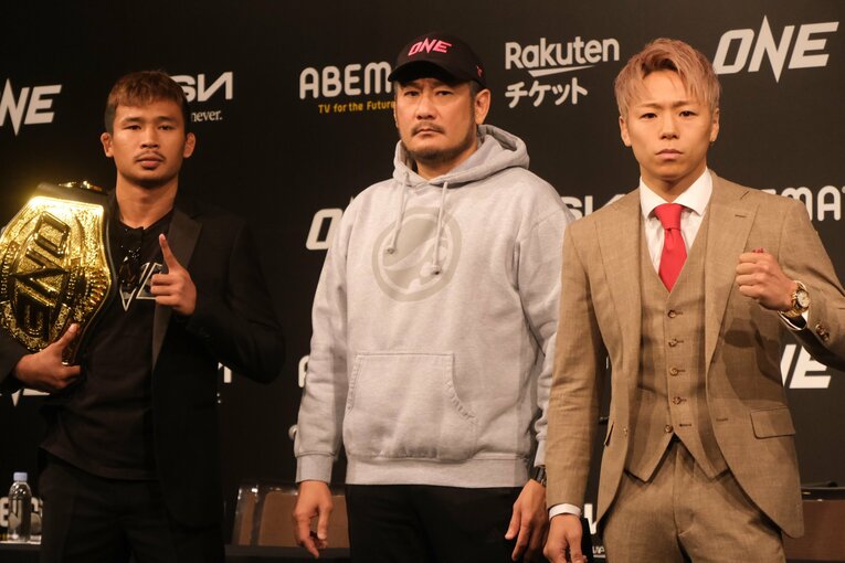 カード決定記者会見での武尊とスーパーレック。中央はチャトリCEO　©Norihiro Hashimoto