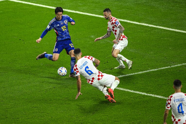 クロアチア戦のシュート　©Takuya Sugiyama／JMPA