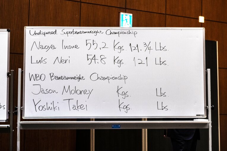 井上尚弥とネリの計量結果を示すホワイトボード ／ photograph by Takuya Sugiyama