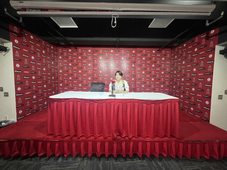 【エンゼルスタジアム】ネビン監督が試合を振り返る記者会見場