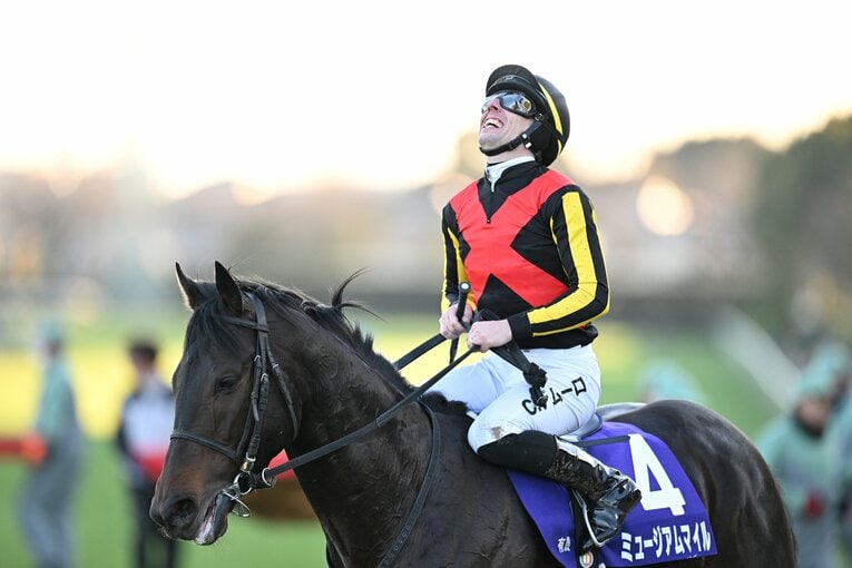 中山競馬場に集まった大観衆の歓声を浴びながら、馬上で天を仰ぐC・デムーロ　©Keiji Ishikawa