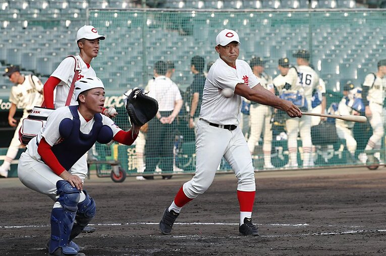 自らが捕手だった中谷仁監督は、打のイメージが強い智弁和歌山でバッテリーの強化に注力してきた。 ／ photograph by Kyodo News