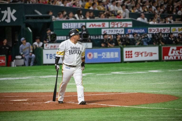 ソフトバンク・山川穂高「確信歩きからのどすこいポーズまで」連続写真（3枚目／10枚中）©︎Nanae Suzuki
