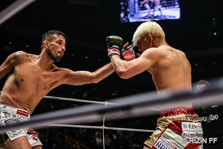 鈴木千裕vs.クレベル・コイケ　©RIZIN FF