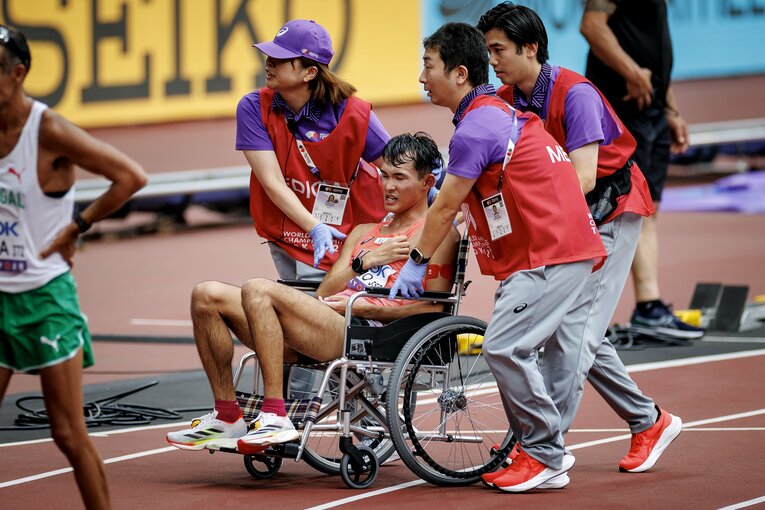 レース後、競技場とファンに一礼した後、痙攣で倒れた川野　©Kiichi Matsumoto