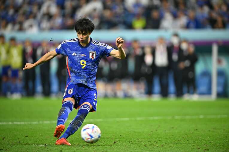 三笘薫のPK（3枚目／全7枚）©Takuya Kaneko/JMPA