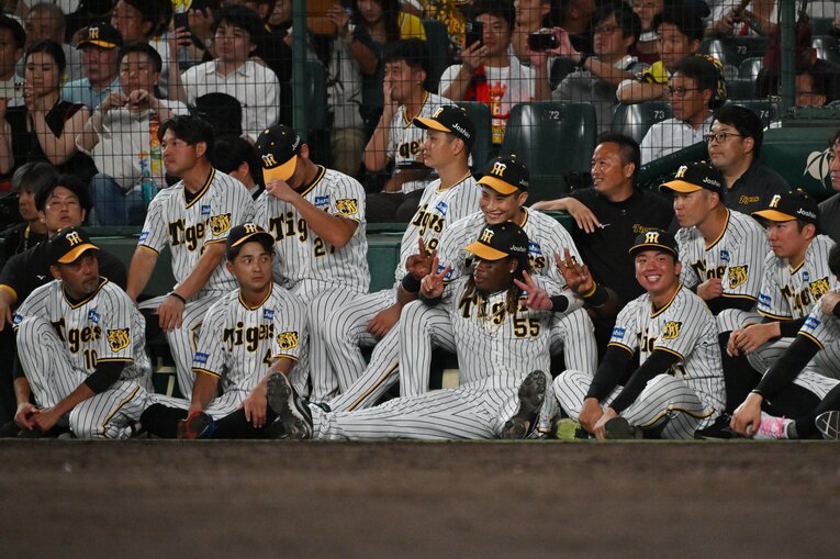 優勝セレモニーに備えベンチ前で待機する熊谷（前列左から２人め）　天国の友と歓喜の瞬間を共にした　©︎Hideki Sugiyama