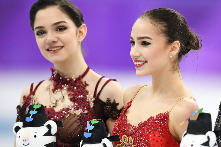 平昌五輪女子シングル金メダリストのザギトワ（右）と銀メダリストのメドベデワ　©Asami Enomoto/JMPA