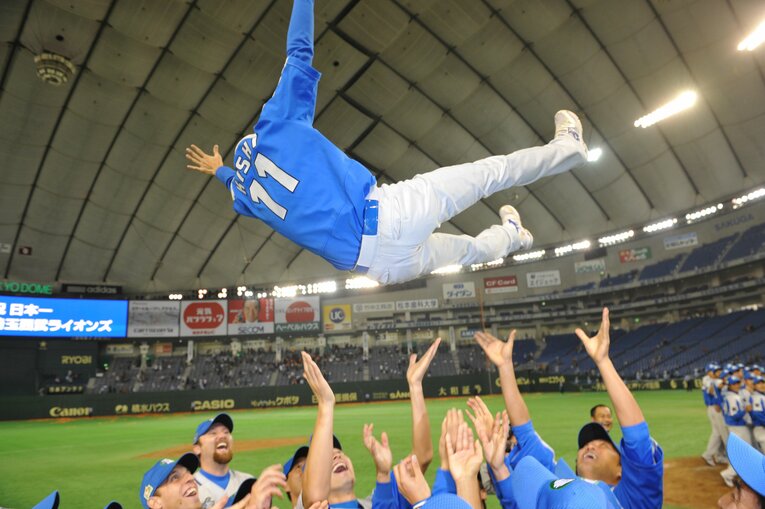 西武時代の2008年、日本シリーズでMVPに選ばれた際には、チームメートに胴上げされ高々と宙を舞う　©Hideki Sugiyama