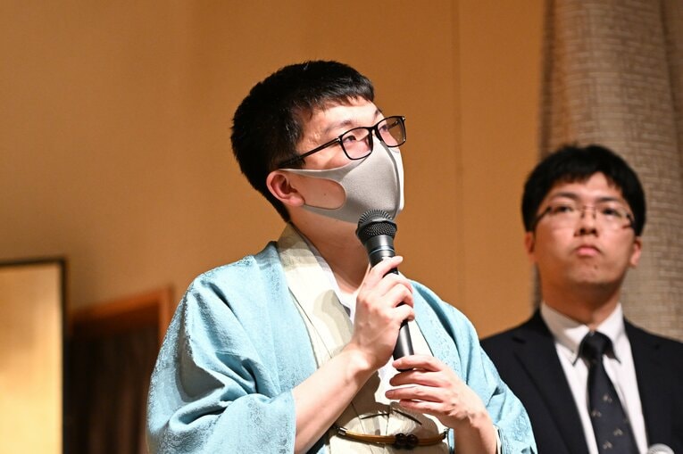 少し天を仰ぐ永瀬　©Keiji Ishikawa