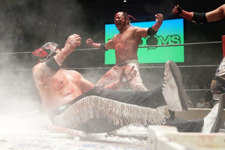 エル・デスペラードは悶絶しながら蛍光灯に受け身をとる　©Masashi Hara