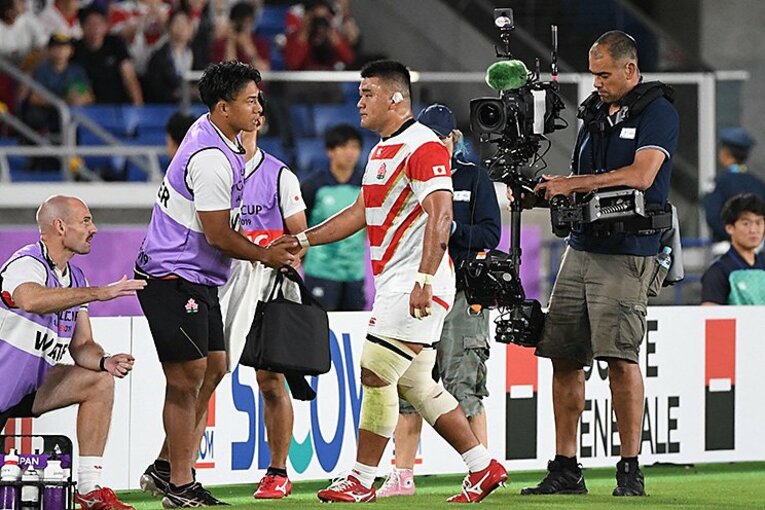 涙を流しながらベンチへ戻る姿は、多くの感動を呼んだ　©AFLO