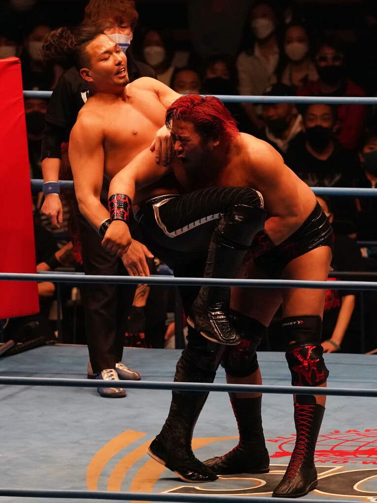 諏訪魔にヒザを叩き込むジェイク・リー