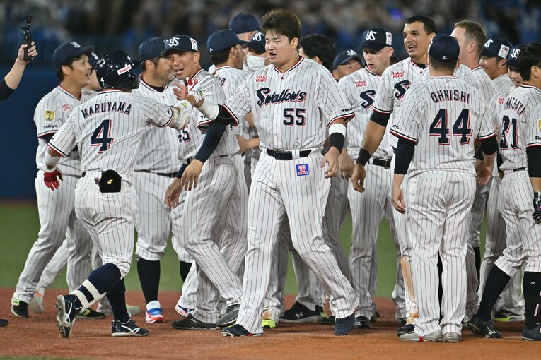 殊勲の丸山をたたえる村上　©Hideki Sugiyama