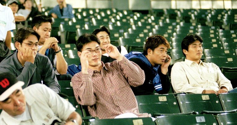 日本シリーズ対策のため、ダイエーの試合を視察する中日投手陣（左から川上憲伸、岩瀬仁紀、武田一浩、山本昌）　©Sankei Shimbun