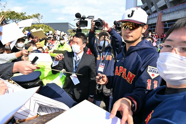 サインするダルビッシュ。ファンが大殺到　©︎Hideki Sugiyama