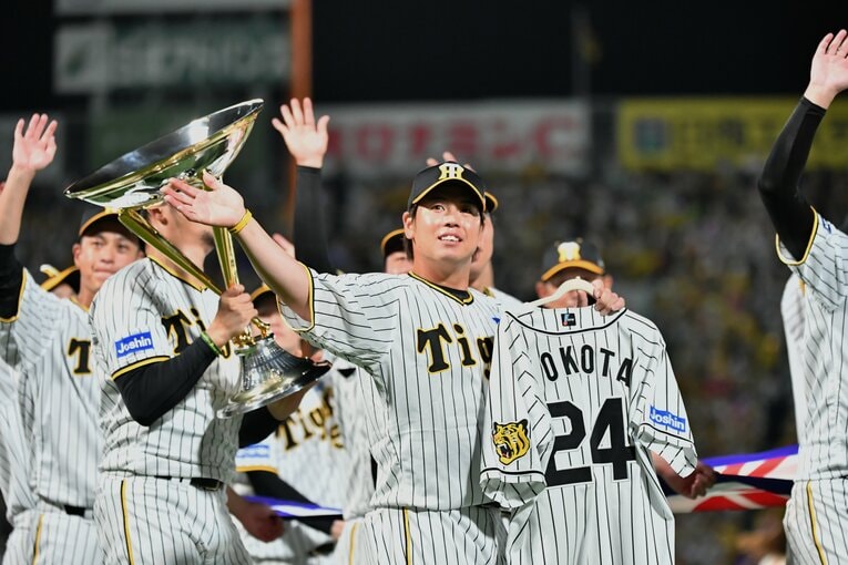 岩崎と同じく横田と同期入団の梅野。ユニフォームを掲げ歓喜の行進をともに歩んだ　©Hideki Sugiyama