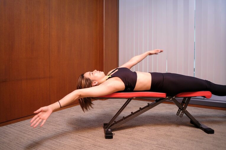 寺村さんが実践する「各泳法の泳ぎ方」©Atsushi Hashimoto