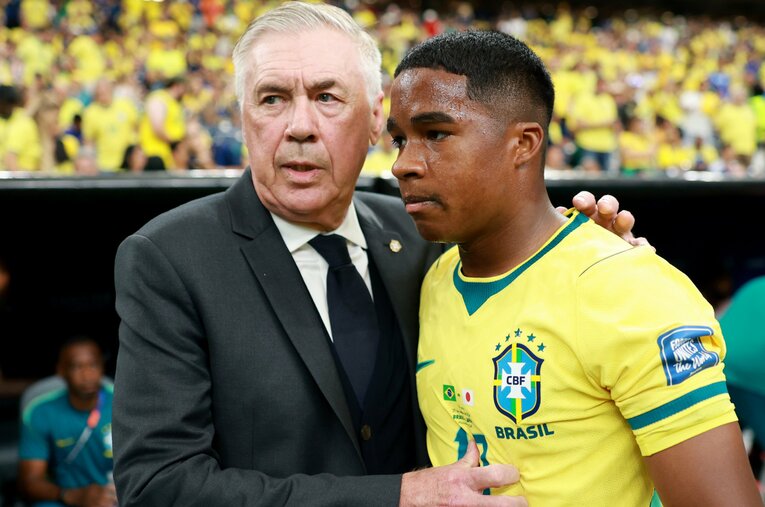 ハーフタイムにCFエンドリッキを投入するブラジル代表カルロ・アンチェロッティ監督（67歳） ／ photograph by Getty Images