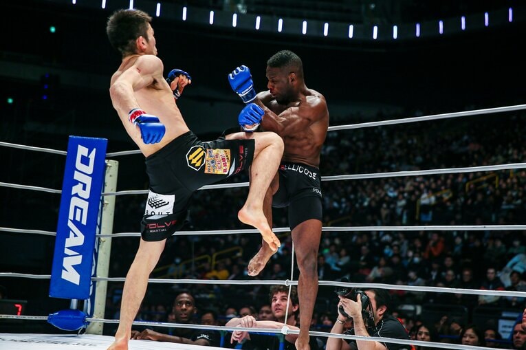 2012年12月31日、『DREAM.18 & GLORY 4』でアントニオ・マッキーにKO勝ち。DREAMの名を冠した最後の大会になった　©Susumu Nagao