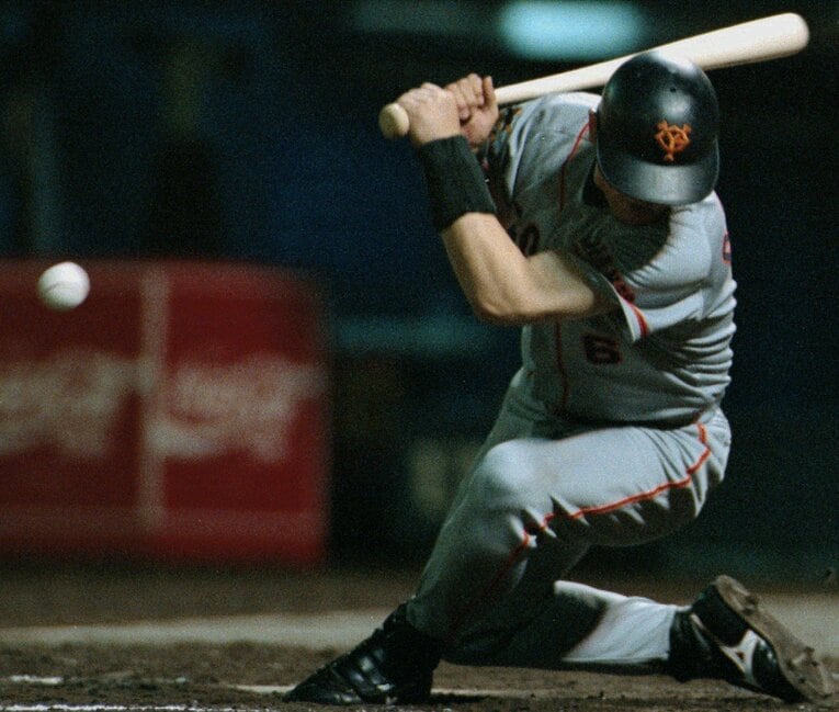 40歳を超えていた巨人時代、何度も死球に悩まされた　©KYODO