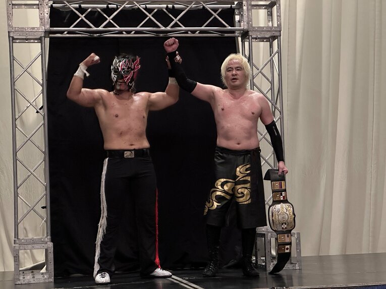 スワイプすると「エル・デスペラードvs葛西純」など激闘写真をご覧になれます　©Norihiro Hashimoto