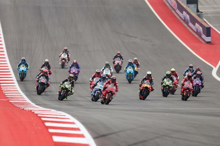 赤旗中断で混乱のなか再スタートとなったアメリカズGP　©Satoshi Endo