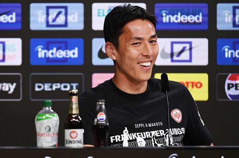 当初、会見場でドイツ語のみの記者対応が予定されていた長谷部誠。しかし会見が終わると、立ち上がり…　©Itaru Chiba