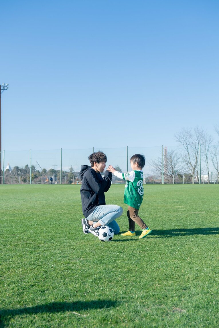 岩清水梓と愛息の“サッカー外遊び”（全9枚中の1枚目）　©Miki Sano