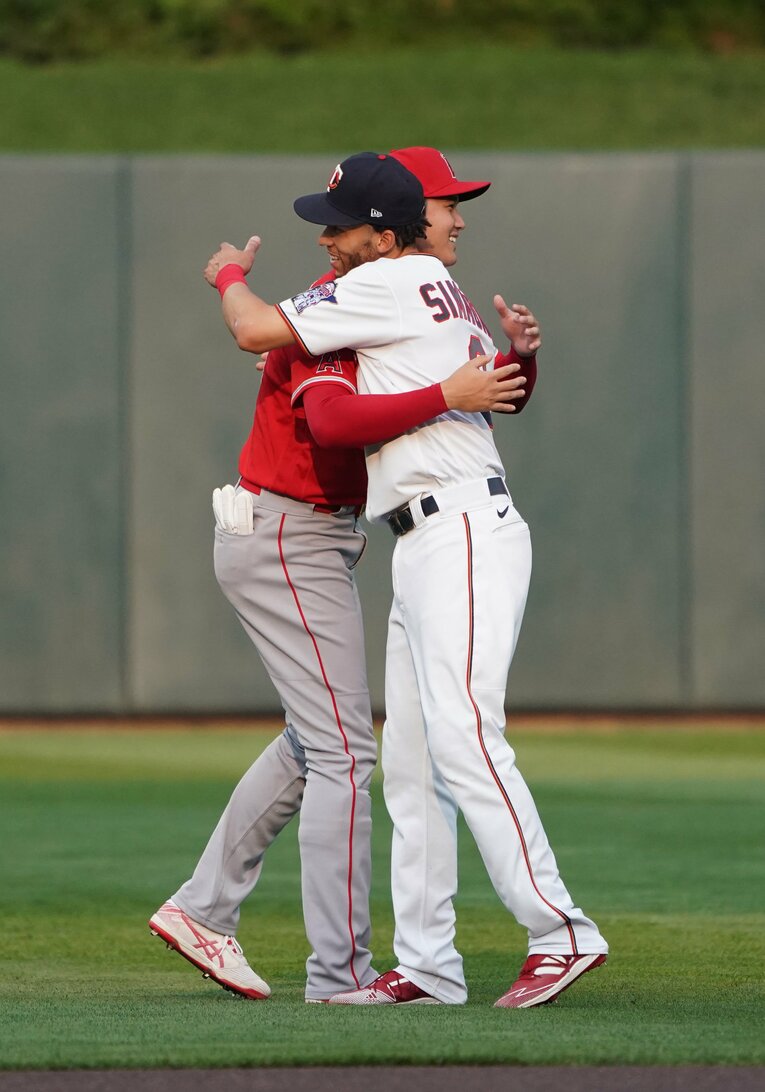 元同僚の大谷とハグするシモンズ（当時ツインズ、2021年撮影）　©Getty Images
