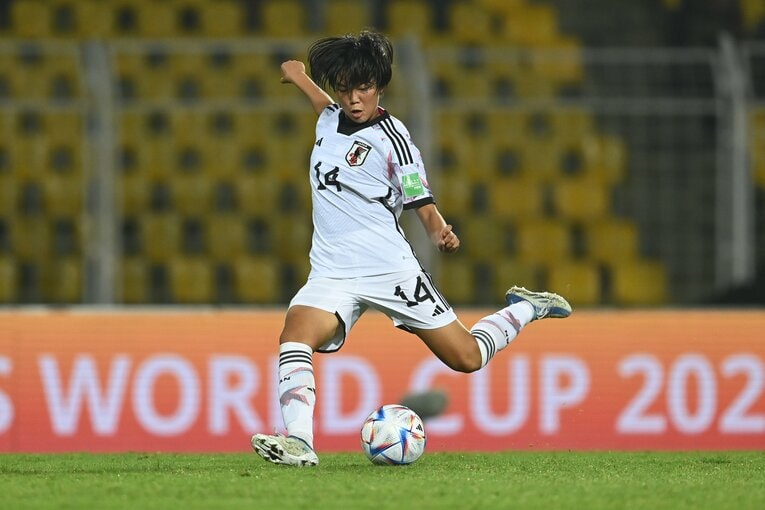 22年のU-17W杯で谷川が決めた40m弾。左足にしてこの美しいキックフォーム　©Masashi Hara/Getty Images