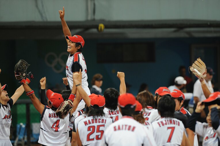 2008年北京五輪で優勝した日本代表。上野は「413球」の伝説を作った。ソフトボールは13年ぶりの開催となる　©JMPA