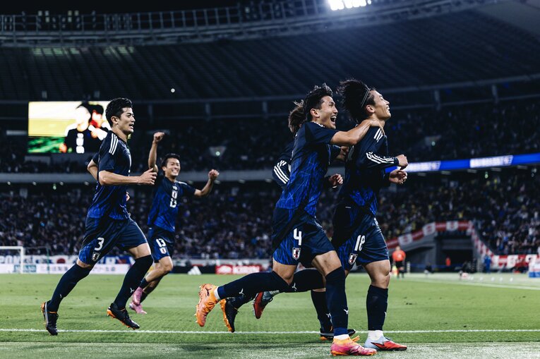 【計30枚超：“テレビに映らない”日本代表ブラジル戦歴史的初勝利】決勝点に会場のボルテージは爆発した…写真はまだまだ続きます　©Kiichi Matsumoto