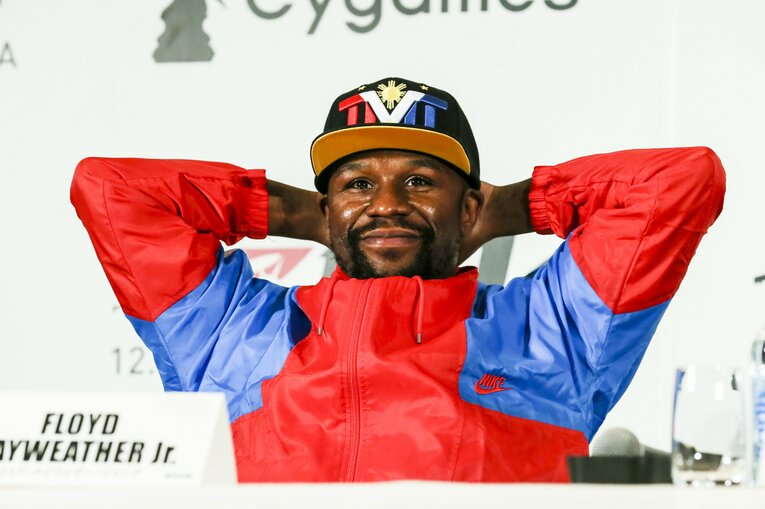 会見で余裕の笑みを浮かべるメイウェザー　©RIZIN FF Susumu Nagao