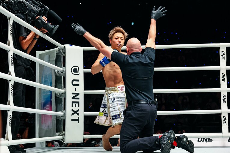 カウントアウトとなった瞬間（2枚目／2枚）　©ONE Championship Susumu Nagao