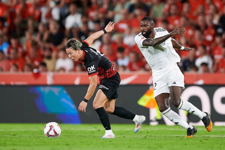 昨夏のレアル・マドリーとの開幕戦、アントニオ・リュディガーとマッチアップする浅野　©Getty Images