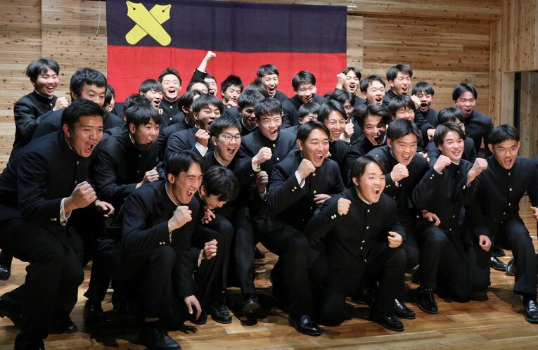 今年のセンバツ出場を果たした際の学ラン姿の慶應の選手たち。前髪が目にかからないのは統一しているものの、それぞれ個性がある　©JIJI PRESS